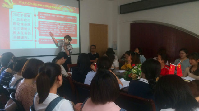 Gli insegnanti di una scuola materna nella città di Fuzhou studiano uno dei discorsi che Xi Jinping ha tenuto al convegno per gli insegnanti di teoria ideologica e politica 