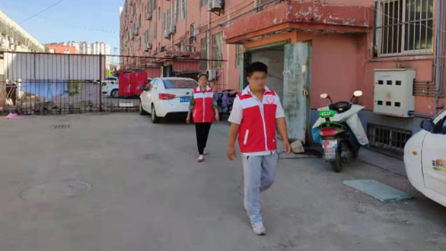 Gli amministratori di rete pattugliano una comunità in una località nella provincia dello Shandong