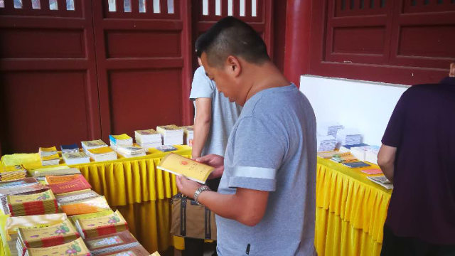 Agenti delle forze dell'ordine controllano le pubblicazioni buddhiste in un tempio nella provincia dell’Hubei