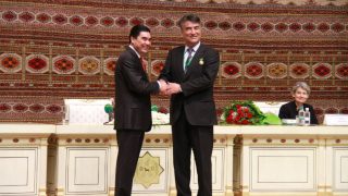 Tashpolat Tiyip riceve il Magtymguly International Prize dalle mani del presidente del Turkmenistan, Gurbanguly Berdimuhamedow (a sinistra)