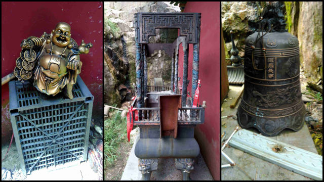 Statue taoiste, bracieri per l’incenso e una grande campana abbandonati sotto un cornicione del tempio di Ziyun