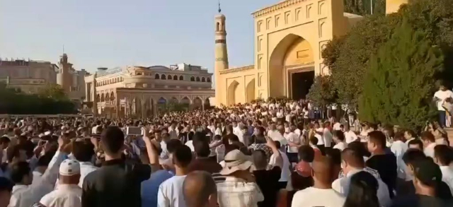 Turisti cinesi assistono a false “danze sacre” davanti alla moschea Id Kah