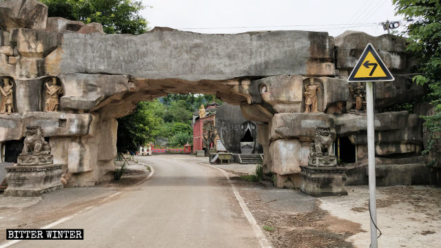 I caratteri cinesi per «Tempio Dafo di Dianjiang» che si trovavano sopra l’entrata sono stati cancellati con uno strato di cemento