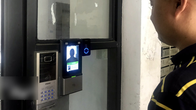 Sistema di controllo degli accessi dotato di riconoscimento facciale installato in una comunità residenziale nel distretto Xihu della città di Hangzhou