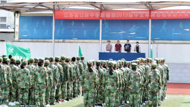 Nella scuola superiore di Kou'an anche la formazione militare è obbligatoria per gli studenti dello Xinjiang
