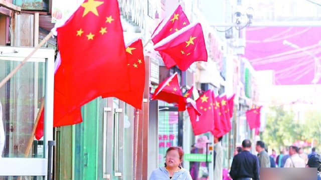 Xinjiang strada piena di bandiere