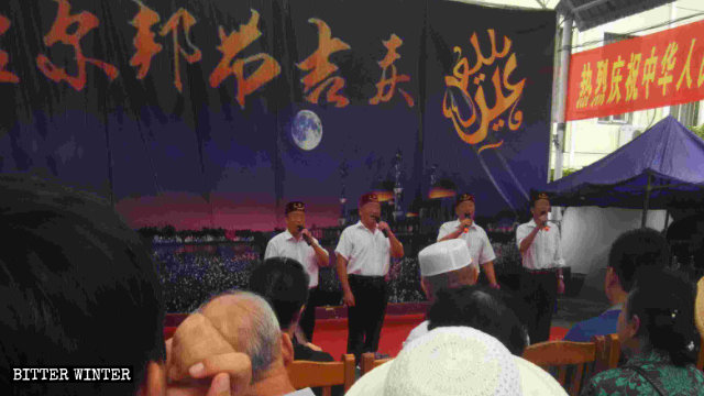 Musulmani hui intonano la canzone patriottica «Amo l’oceano blu» nella moschea di Meihekou