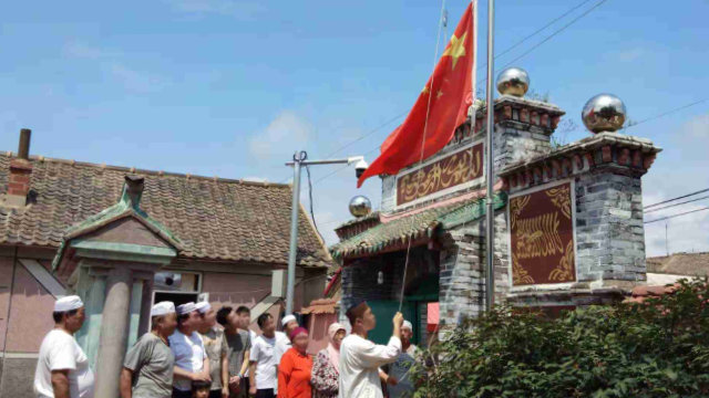 I musulmani che frequentano una moschea situata nella provincia del Liaoning sono costretti a organizzare cerimonie per l’alzabandiera