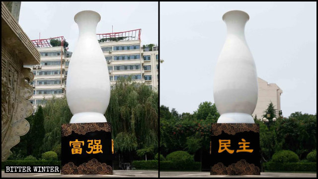 Attorno al piedistallo della statua della Guanyin sono stati posizionati slogan inneggianti ai valori centrali del socialismo
