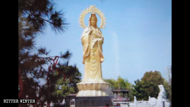 La statua posta al centro della composizione scultorea che si trovava sull'Isola della Guanyin era alta 18 metri
