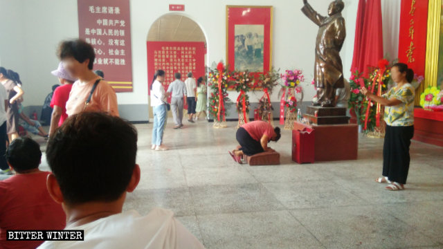 Preghiera nella Sala commemorativa di Mao Zedong nel distretto Liangyuan della città di Shangqiu