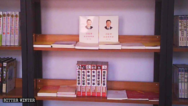 Libri “rossi” esposti negli scaffali della biblioteca di una chiesa delle Tre Autonomie a Zhengzhou