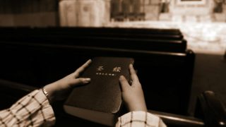 Una fedele con una Bibbia, libro sacro che la polizia confisca sempre durante le perquisizioni nelle Chiese domestiche