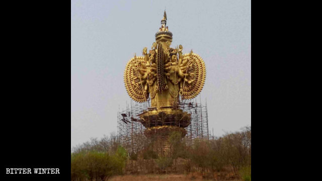 L'aspetto originale della statua della Guanyin a quattro facce e mille braccia