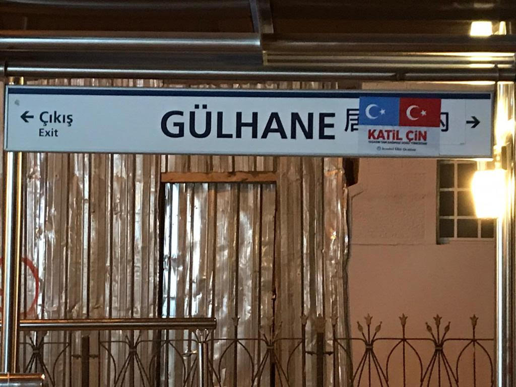 L’insegna della stazione dei tram del parco Gülhane, coperta con le bandiere del Turkestan orientale e della Turchia, insieme alla scritta «katil çin», ovvero «assassino cinese»