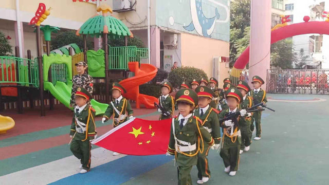 Cerimonia dell’alza bandiera in un asilo nella provincia dello Jiangxi