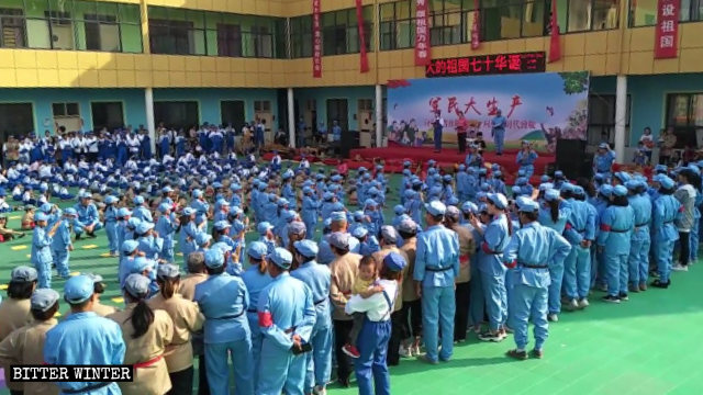 Il 29 settembre bambini e genitori di un asilo nella città di Changge nell’Henan hanno dovuto partecipare alle attività patriottiche genitore-figlio