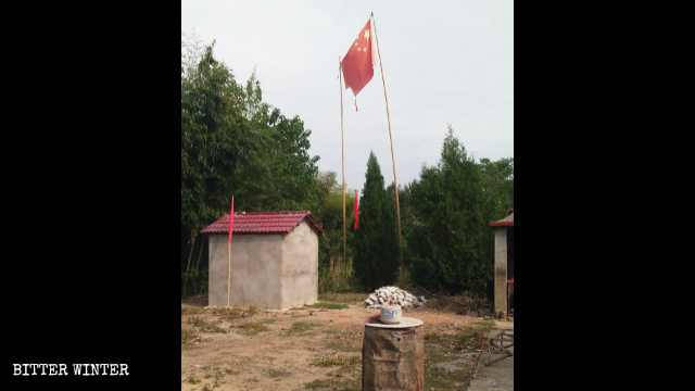 La bandiera nazionale sventola fuori dal tempio di Fulin chiuso