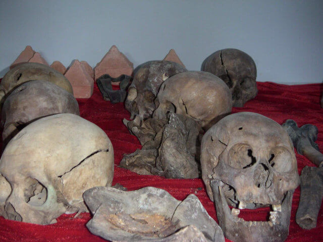 Le ossa dei monaci provenienti dalle fosse comuni nel Memoriale delle vittime della persecuzione politica di Ulan Bator (ora chiuso)