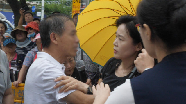 Un uomo voleva incontrare suo figlio in Corea del Sud, ma O Myung-ok lo ha bloccato