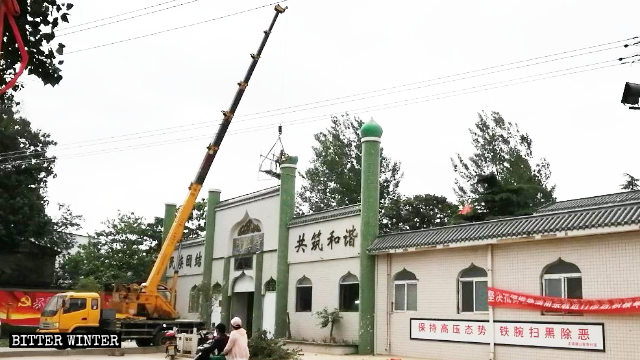 Le cupole a bulbo sono state rimosse dalla moschea