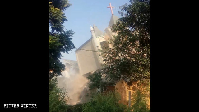 Sempre il 10 settembre è stata demolita la seconda chiesa delle Tre Autonomie del villaggio di Liangcuo