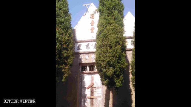 La croce è stata tolta dalla vecchia chiesa e la sua porta di ingresso è stata sigillata.