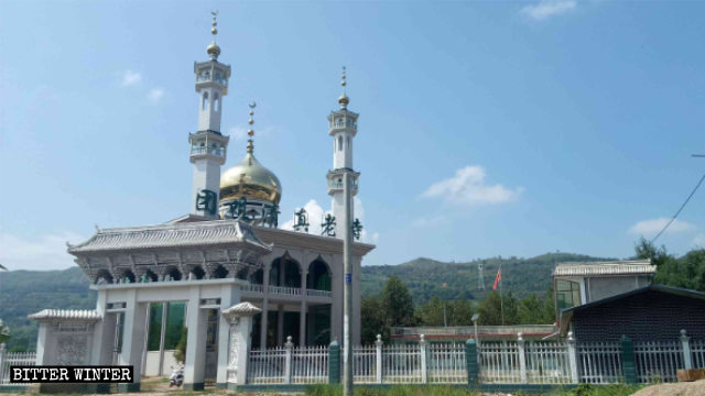 La vecchia moschea del villaggio di Tuanju prima di venire rettificata per sembrare cinese