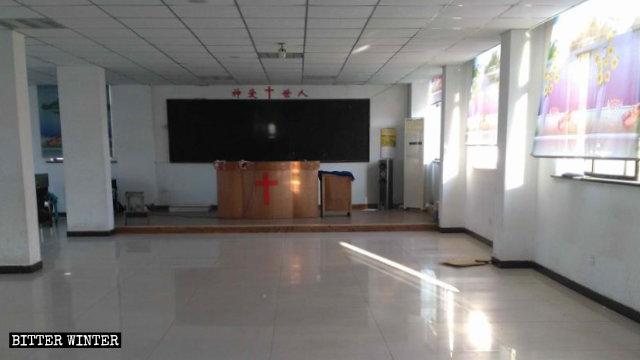 Una sala per riunioni di una Chiesa domestica del Parco industriale della contea di Wuyan è stata svuotata