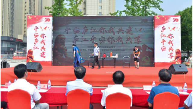 Spettacolo anti-xie jiao nella contea di Lushan nella provincia dello Anhui