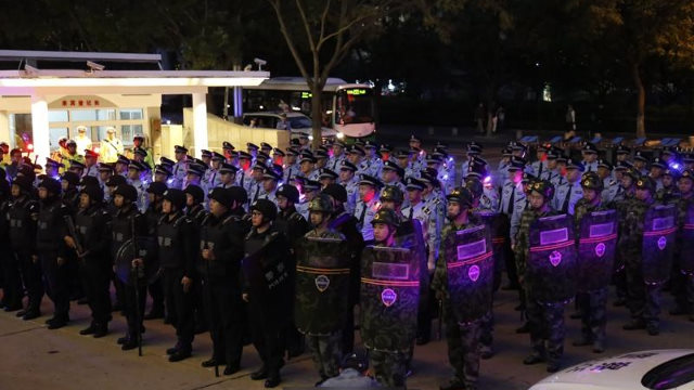 Una cerimonia tenuta per celebrare l’inizio della campagna di repressione a Qingdao