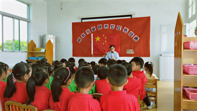 Un insegnante racconta una storia “rossa” ai bambini di un asilo del distretto di Dongtou di Wenzhou, nella provincia di Zhejiang.