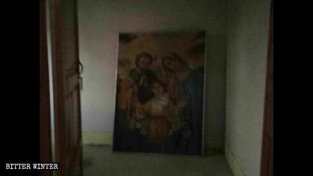 Il dipinto della Vergine Maria con Gesù Bambino è stato relegato in un angolo