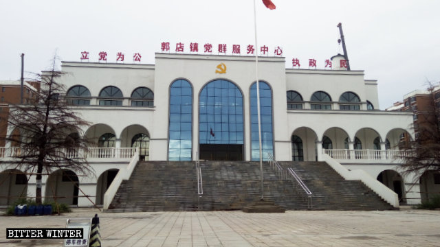 L’insegna che reca la scritta «Centro servizi per i membri del Partito e per il popolo del borgo di Guodian» sopra l’ingresso di una moschea