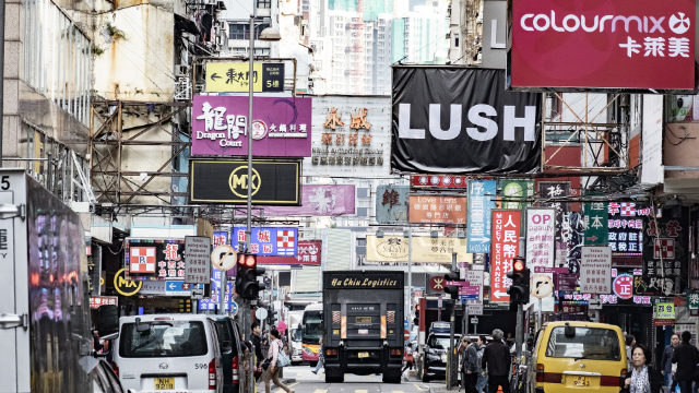 Una via commerciale a Hong Kong