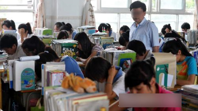 Studenti uiguri di una scuola media di Shenzhen Songgang nella provincia del Guangdong mentre svolgono con una simulazione di esame