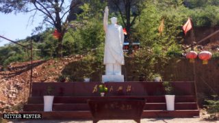 Una statua di Mao Zedong campeggia all’esterno del tempio di Zhongyuan Yidianhong