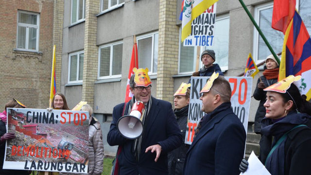 I manifestanti fuori dall'ambasciata cinese a Vilnius
