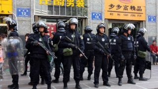 Polizia speciale in una strada del Xinjiang