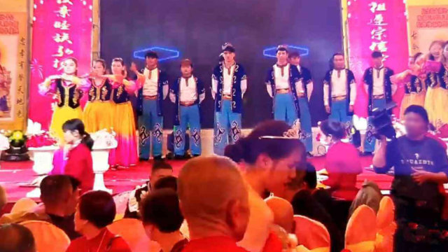 Gli uiguri si esibiscono nel tempio degli antenati di un villaggio nella giurisdizione della città di Jinjiang