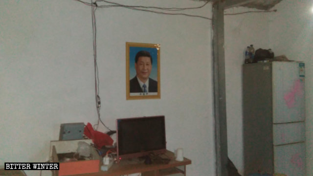 Ritratto di Xi Jinping appeso in una posizione di rilievo nella casa di un fedele