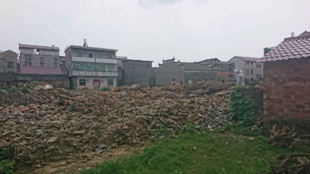 Nella contea di Xin’gan, amministrata dalla città di Ji’an, nello Jiangxi, in nome della riduzione della povertà sono state demolite le abitazioni di alcuni anziani