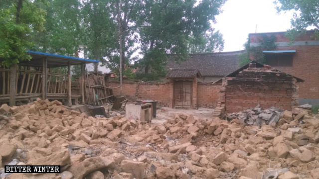 La casa di una famiglia povera del borgo di Guanzhang della contea di Neixiang, nella provincia centrale dell’Henan, demolita nel contesto della campagna per la riduzione della povertà