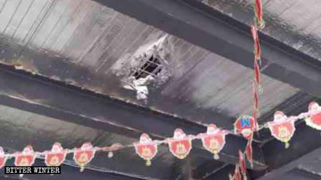 Operai assunti dal governo hanno aperto un buco nel pavimento di cemento della chiesa Yantang del distretto di Changle, a Fuzhou