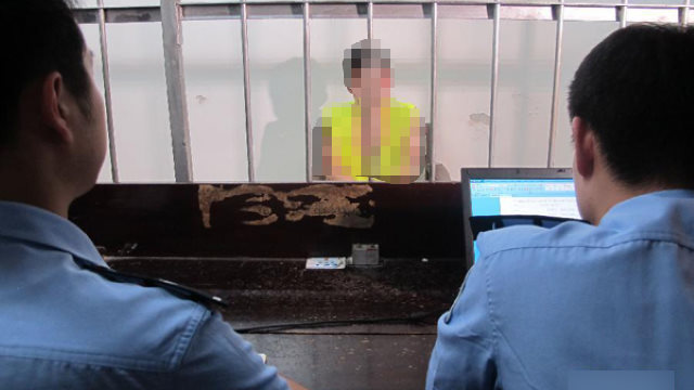 La polizia interroga un detenuto in una casa di detenzione nella provincia dello Jiangsu