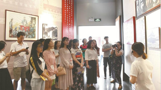 Un’università in Cina organizza una visita per gli studenti a una base dell’educazione rossa, parte del corso politico e ideologico