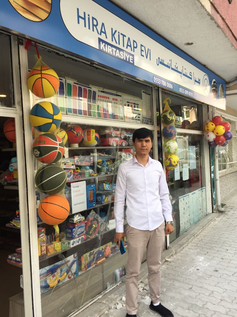 Omerjan Hamdullah davanti al suo negozio a Istanbul