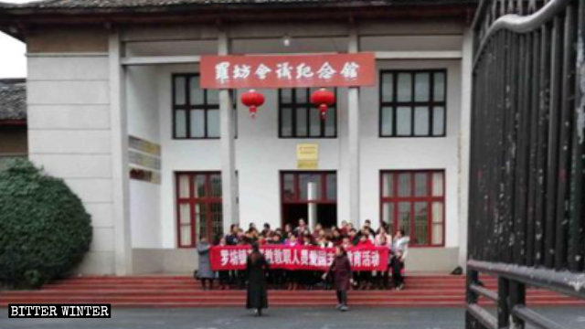 La comunità di una chiesa delle Tre Autonomie all’esterno del Luofang Meeting Memorial Museum