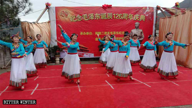 Il 26 dicembre gli abitanti della città di Shangrao hanno partecipato alle celebrazioni per il compleanno del presidente Mao