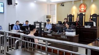 Una fedele della CDO al processo del Tribunale del popolo del distretto di Huaishang della città di Bengbu, nella provincia centrale dell’Anhui